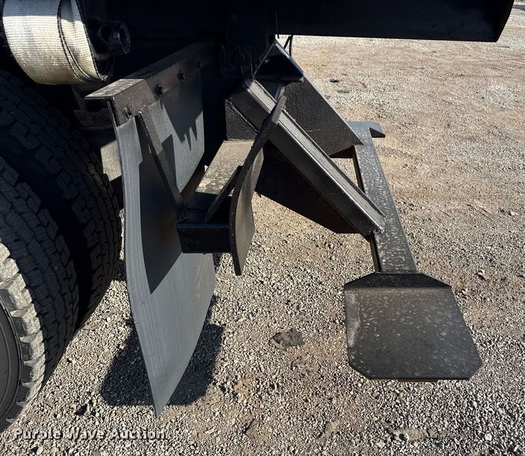 image for item EG2631 2007 International 4400 dump flatbed truck