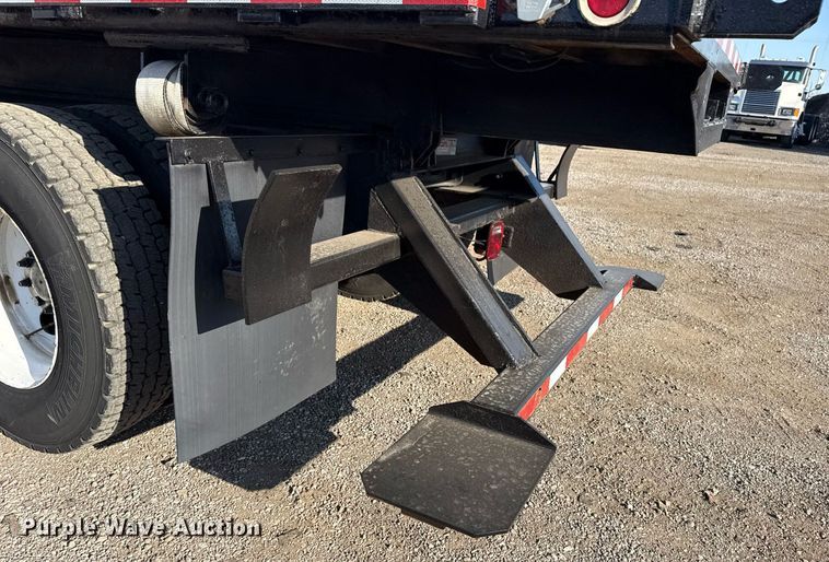 image for item EG2631 2007 International 4400 dump flatbed truck