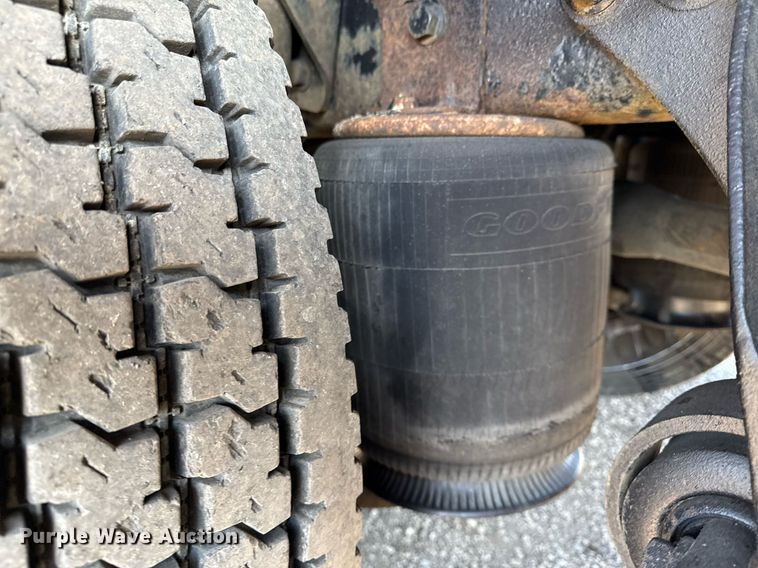 image for item EG2631 2007 International 4400 dump flatbed truck