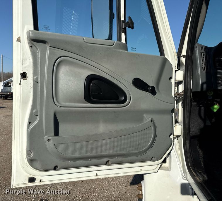 image for item EG2631 2007 International 4400 dump flatbed truck