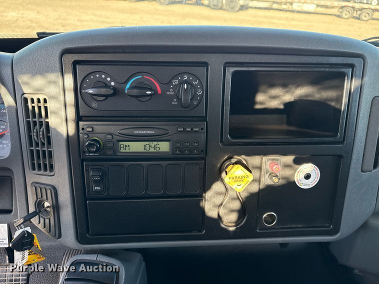 image for item EG2631 2007 International 4400 dump flatbed truck