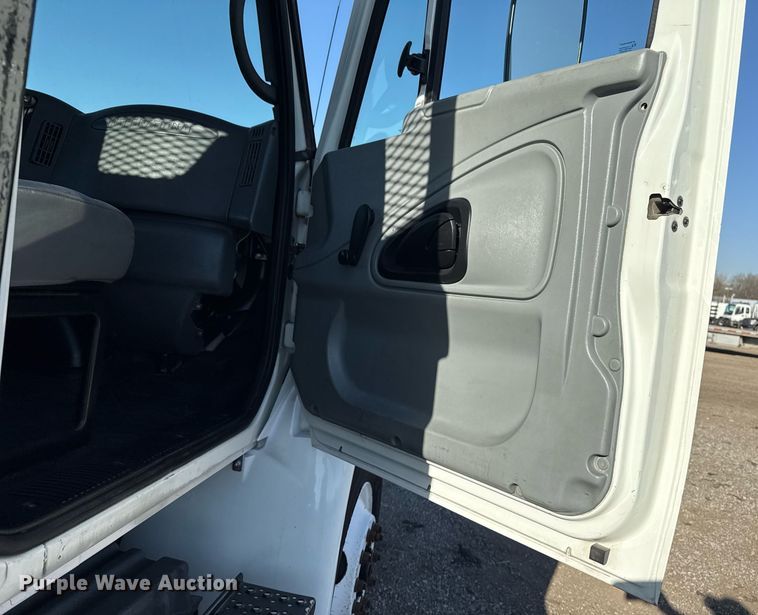 image for item EG2631 2007 International 4400 dump flatbed truck