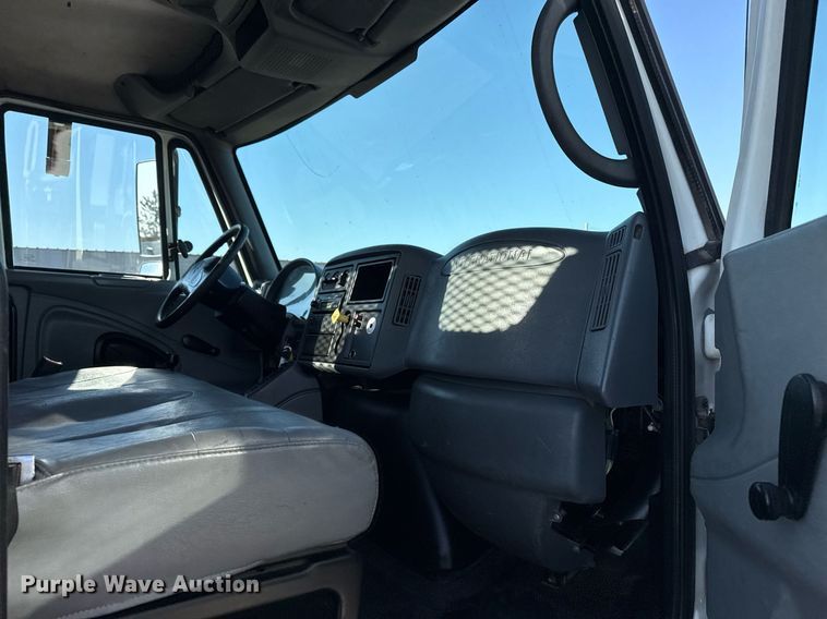 image for item EG2631 2007 International 4400 dump flatbed truck