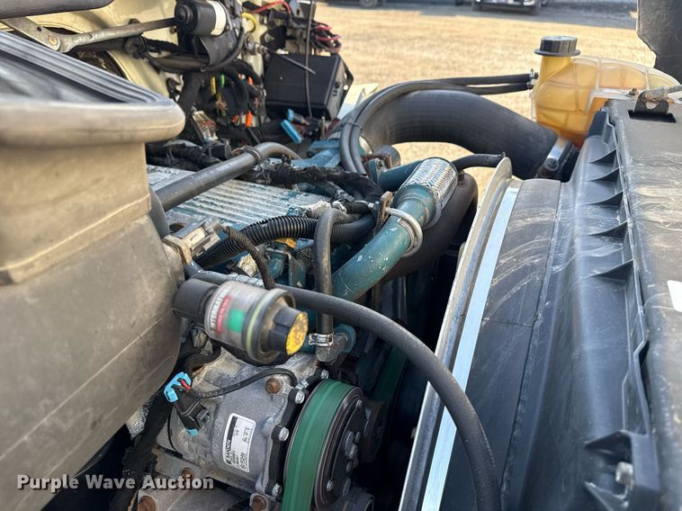 image for item EG2631 2007 International 4400 dump flatbed truck