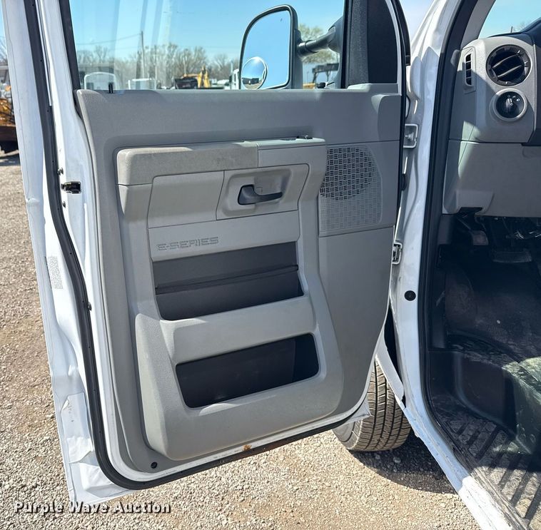 image for item EG2642 2011 Ford E450 Super Duty box truck