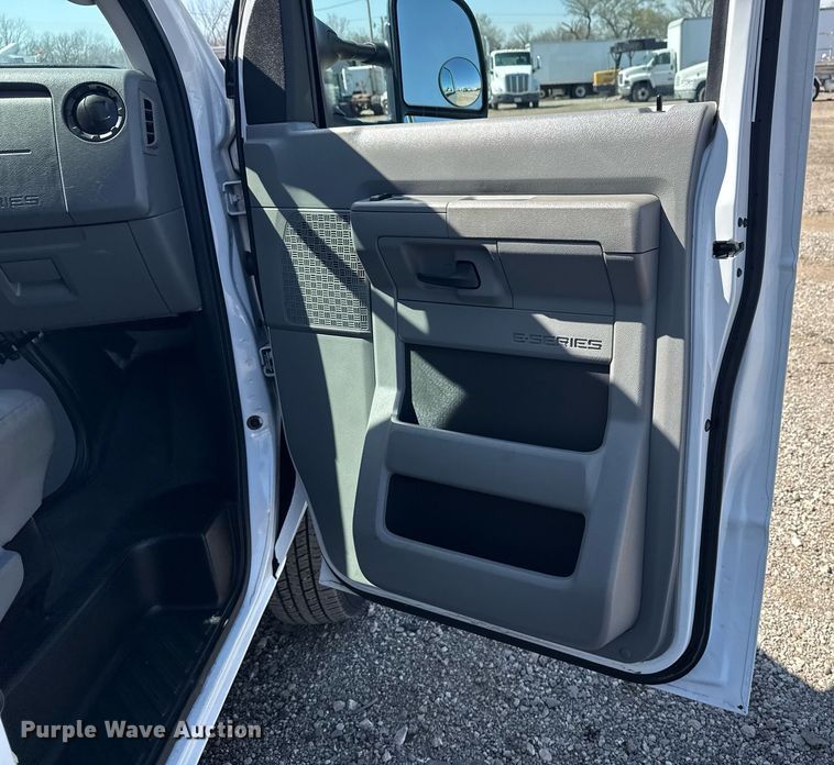 image for item EG2642 2011 Ford E450 Super Duty box truck