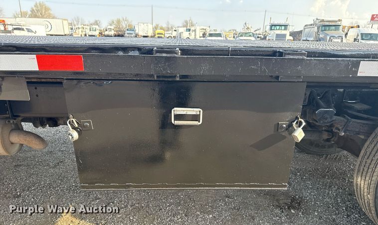 image for item EG2650 2001 Isuzu F7 flatbed truck