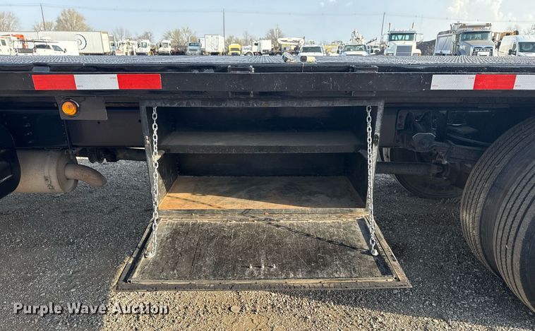 image for item EG2650 2001 Isuzu F7 flatbed truck