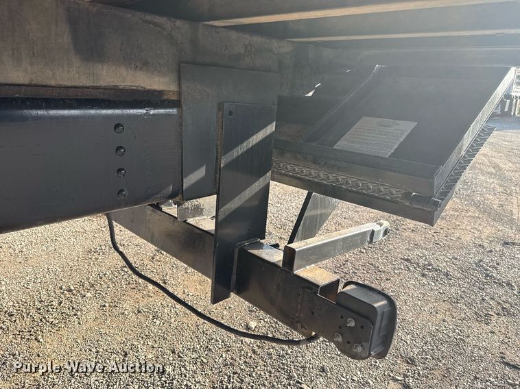 image for item EG2650 2001 Isuzu F7 flatbed truck