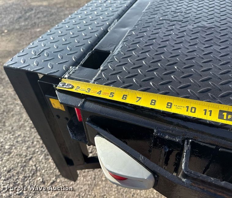 image for item EG2650 2001 Isuzu F7 flatbed truck