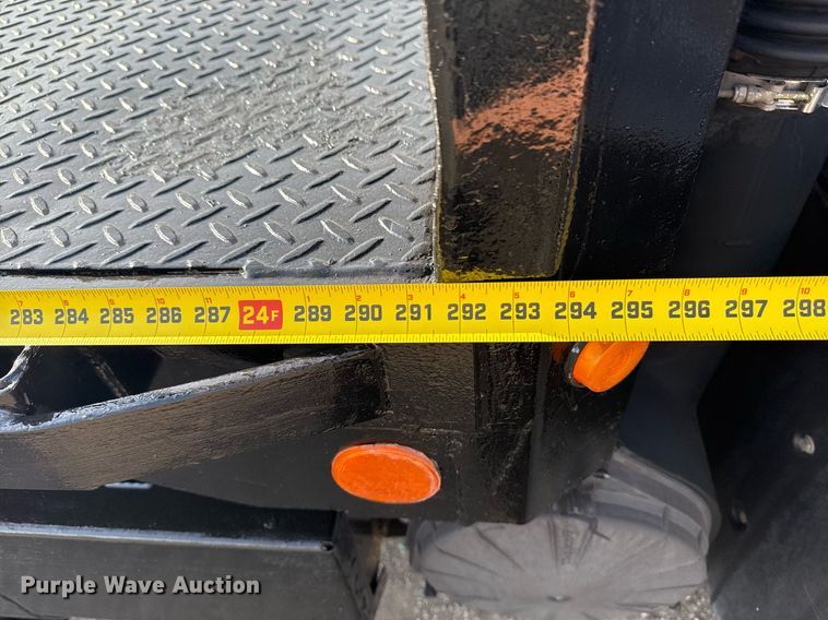 image for item EG2650 2001 Isuzu F7 flatbed truck