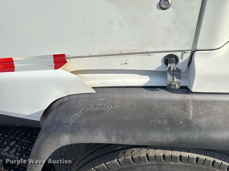 image for item EG2650 2001 Isuzu F7 flatbed truck