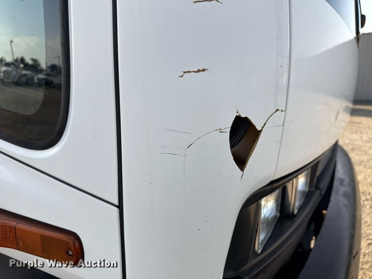 image for item EG2650 2001 Isuzu F7 flatbed truck