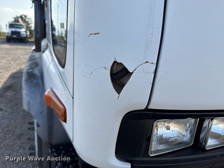 image for item EG2650 2001 Isuzu F7 flatbed truck