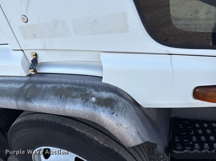 image for item EG2650 2001 Isuzu F7 flatbed truck