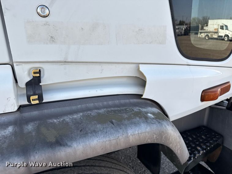 image for item EG2650 2001 Isuzu F7 flatbed truck