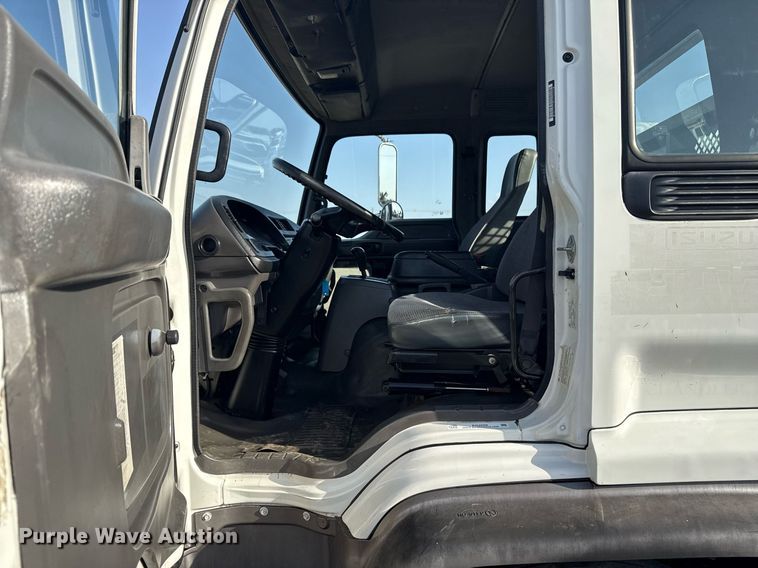 image for item EG2650 2001 Isuzu F7 flatbed truck