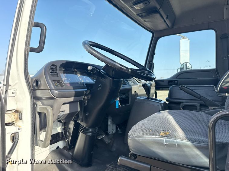 image for item EG2650 2001 Isuzu F7 flatbed truck