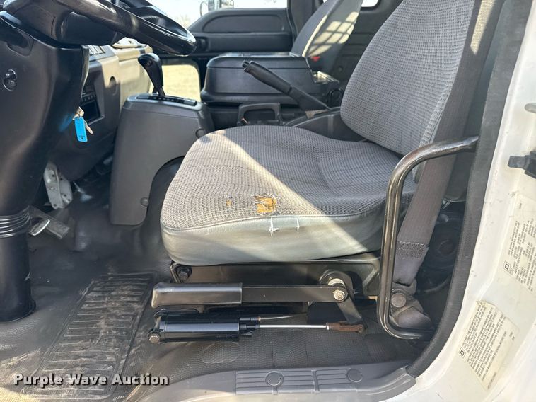 image for item EG2650 2001 Isuzu F7 flatbed truck