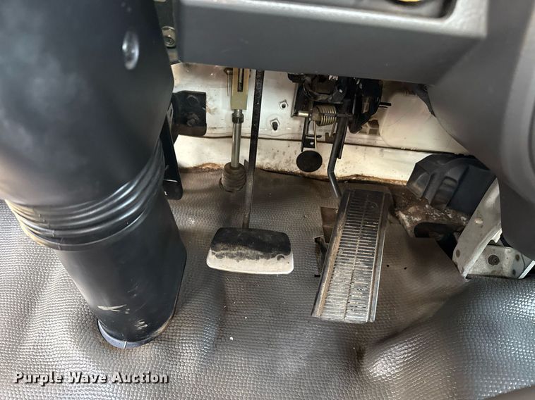 image for item EG2650 2001 Isuzu F7 flatbed truck