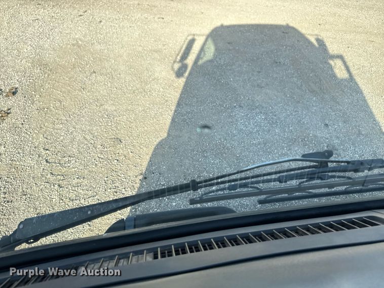 image for item EG2650 2001 Isuzu F7 flatbed truck