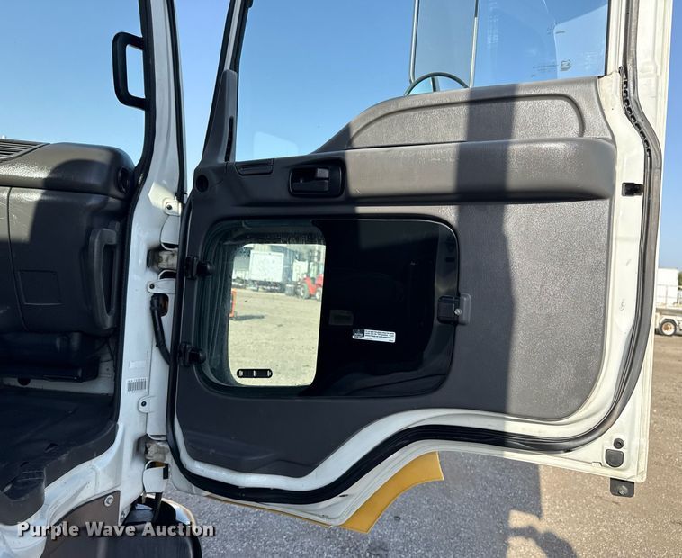 image for item EG2650 2001 Isuzu F7 flatbed truck