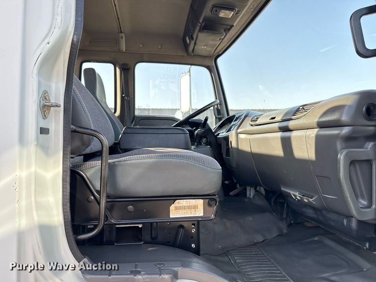 image for item EG2650 2001 Isuzu F7 flatbed truck