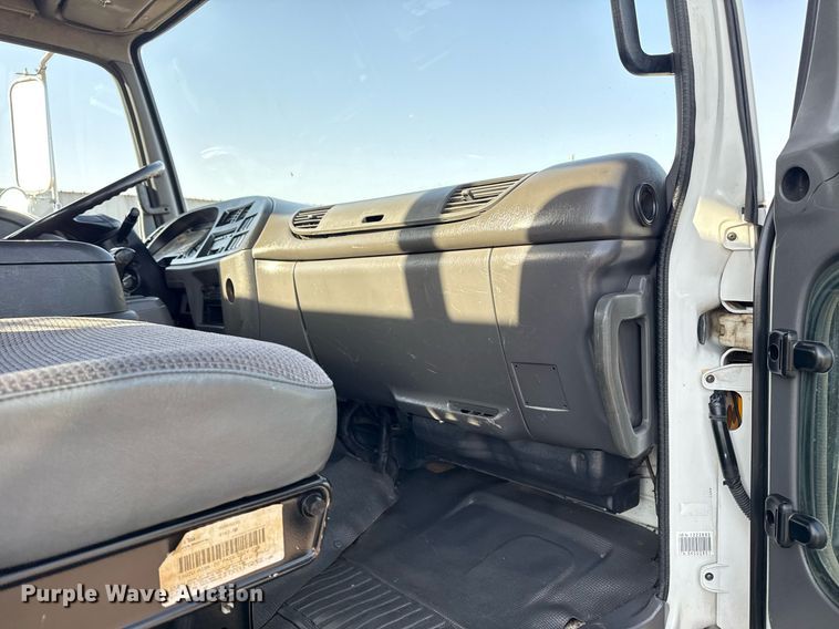 image for item EG2650 2001 Isuzu F7 flatbed truck