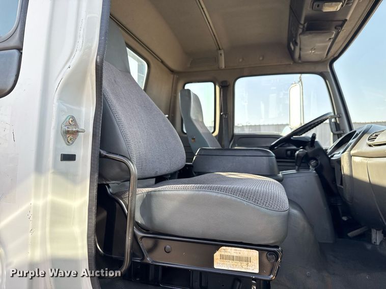 image for item EG2650 2001 Isuzu F7 flatbed truck