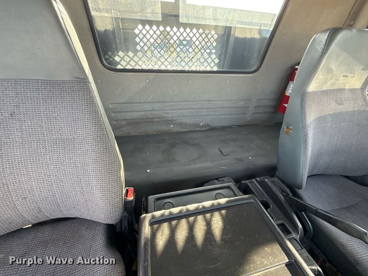 image for item EG2650 2001 Isuzu F7 flatbed truck