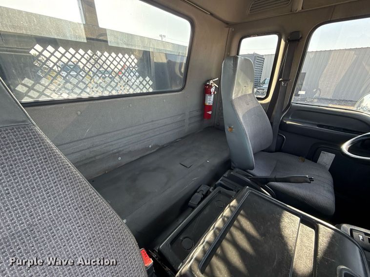 image for item EG2650 2001 Isuzu F7 flatbed truck