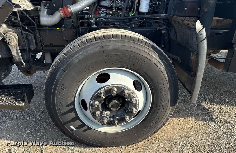 image for item EG2650 2001 Isuzu F7 flatbed truck