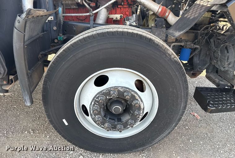 image for item EG2650 2001 Isuzu F7 flatbed truck