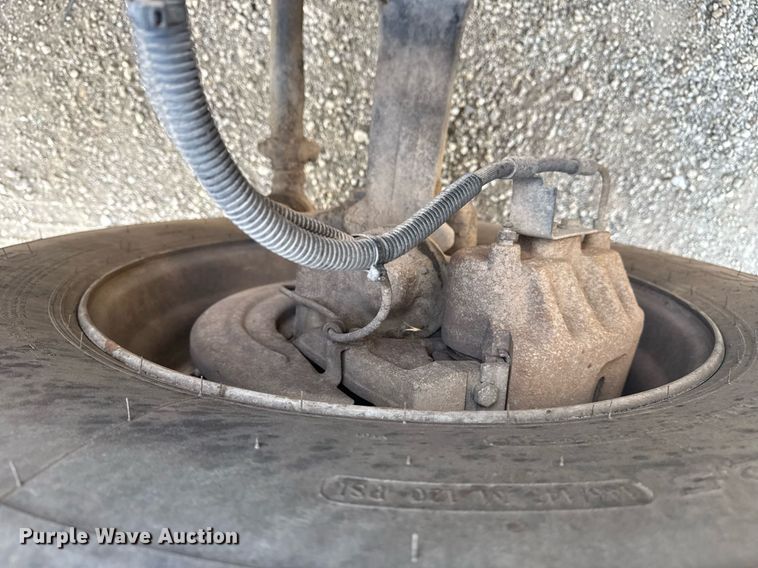 image for item EG2650 2001 Isuzu F7 flatbed truck