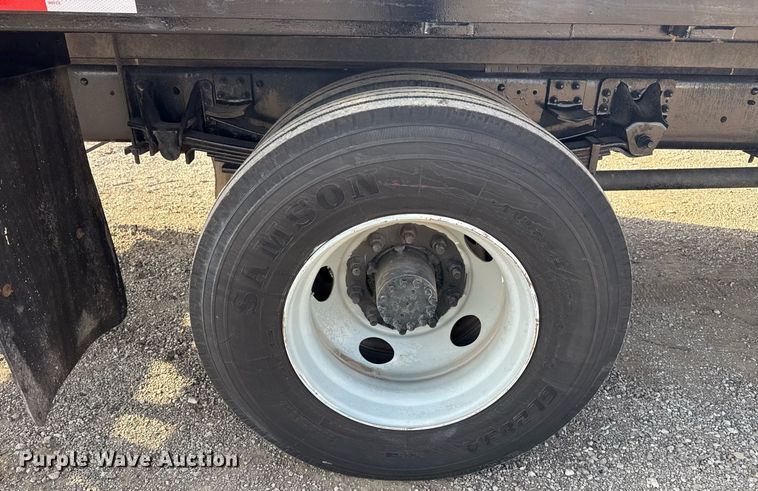 image for item EG2650 2001 Isuzu F7 flatbed truck