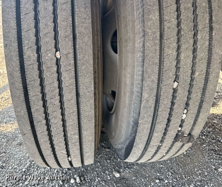 image for item EG2650 2001 Isuzu F7 flatbed truck