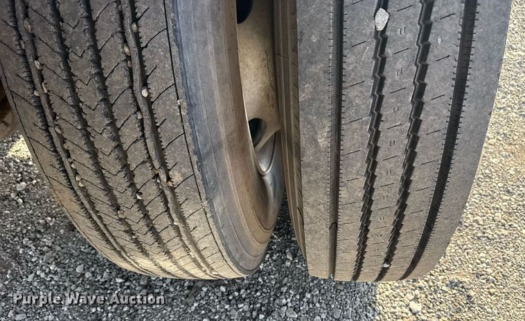 image for item EG2650 2001 Isuzu F7 flatbed truck