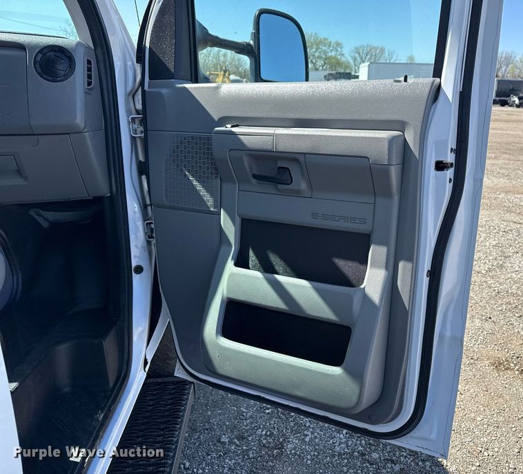 image for item EG5671 2018 Ford E450 Super Duty refrigerated truck