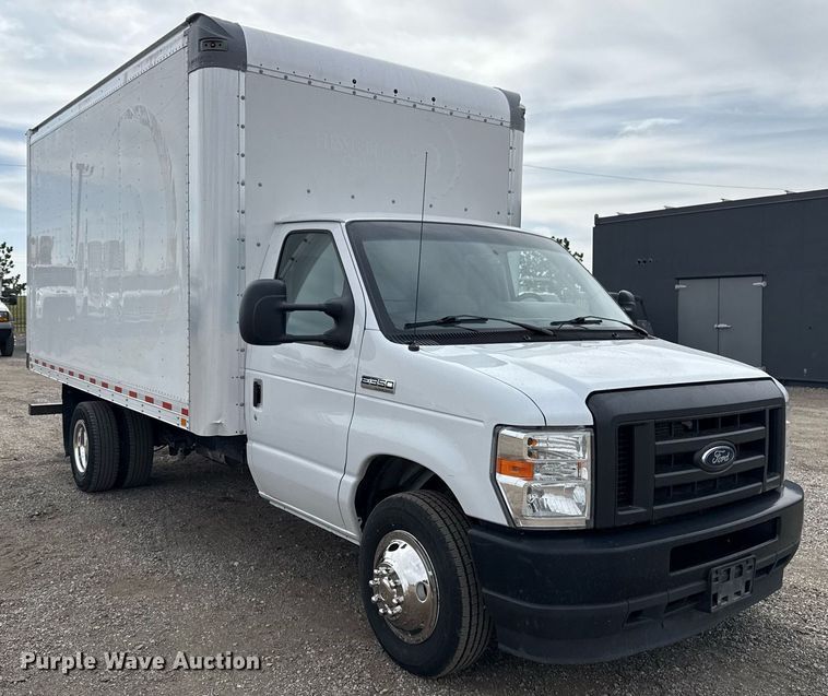 image for item EG5681 2022 Ford E350 Super Duty box truck