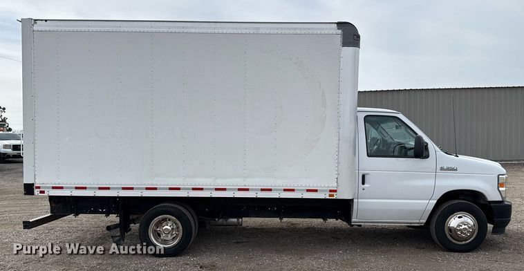 image for item EG5681 2022 Ford E350 Super Duty box truck