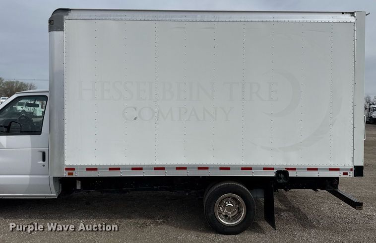 image for item EG5681 2022 Ford E350 Super Duty box truck