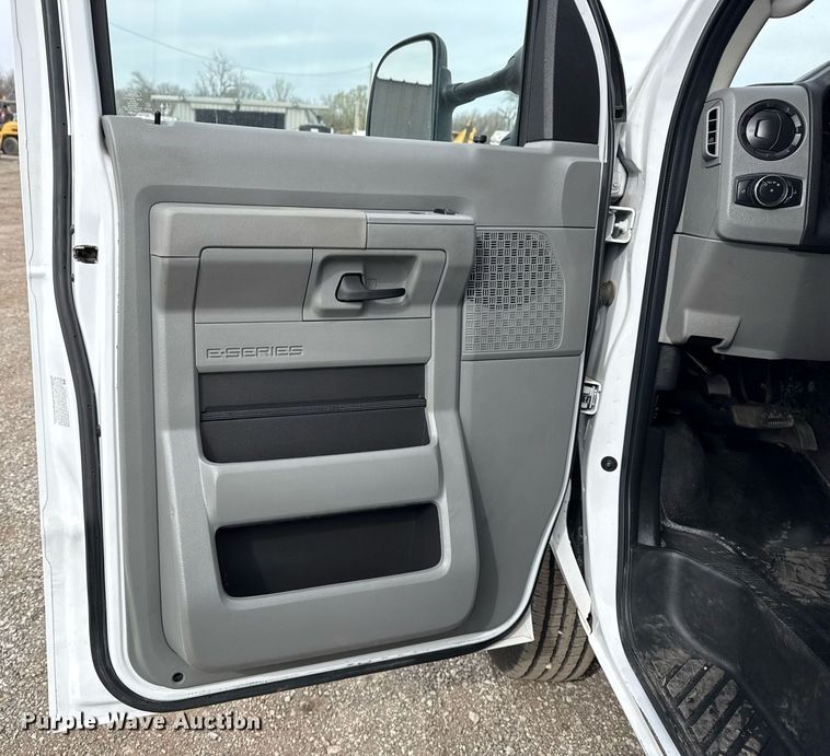 image for item EG5681 2022 Ford E350 Super Duty box truck