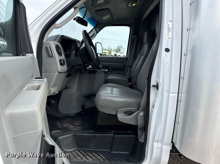 image for item EG5681 2022 Ford E350 Super Duty box truck
