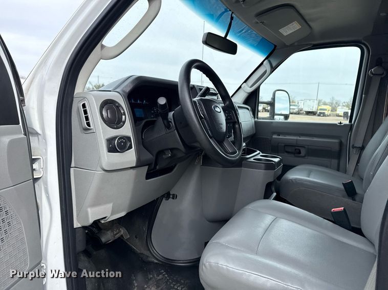 image for item EG5681 2022 Ford E350 Super Duty box truck