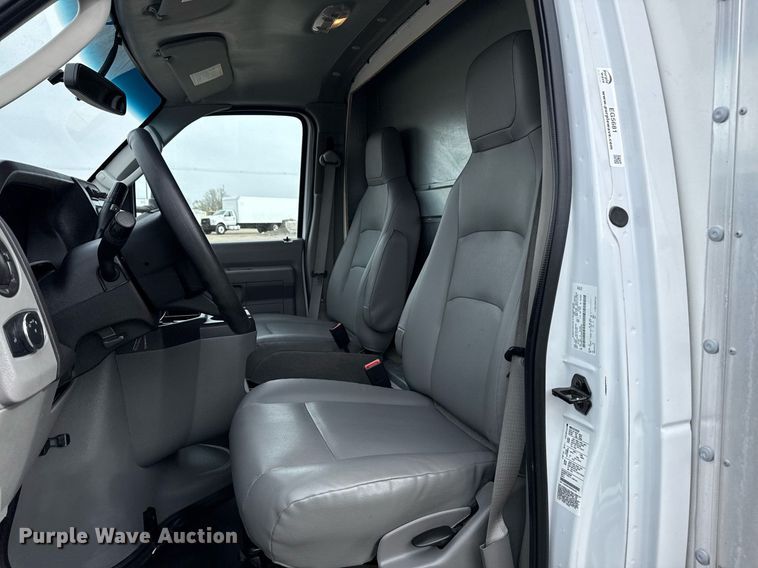 image for item EG5681 2022 Ford E350 Super Duty box truck