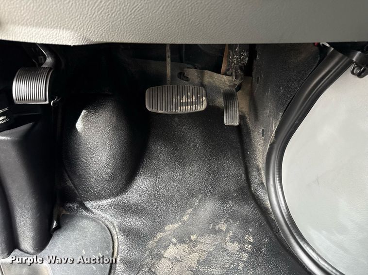 image for item EG5681 2022 Ford E350 Super Duty box truck