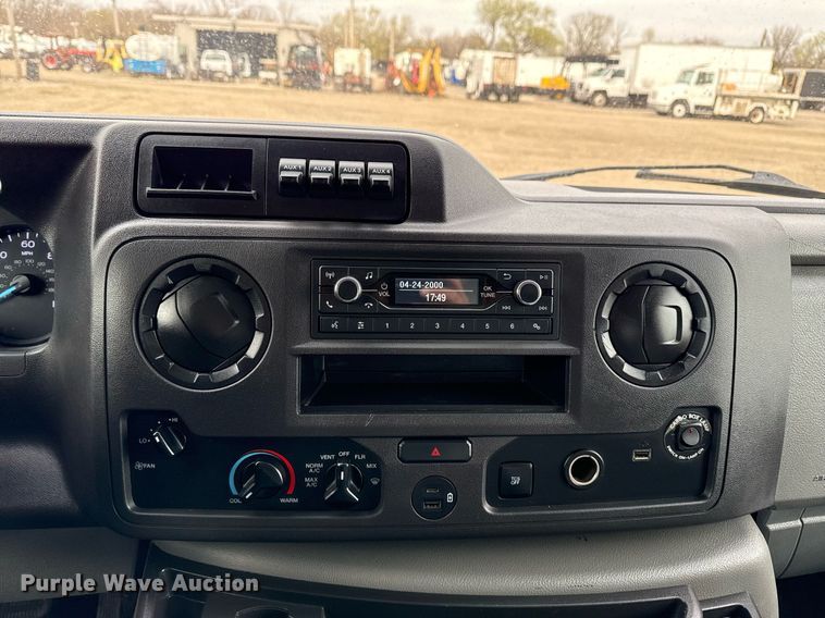 image for item EG5681 2022 Ford E350 Super Duty box truck