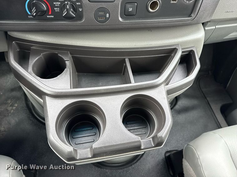 image for item EG5681 2022 Ford E350 Super Duty box truck