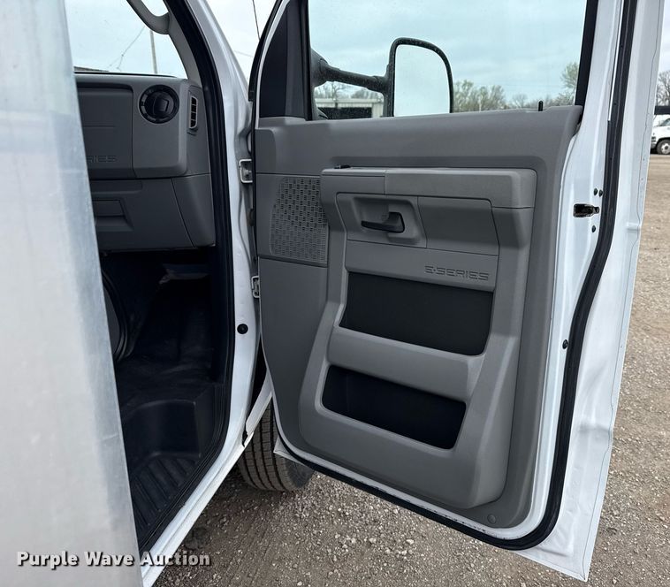 image for item EG5681 2022 Ford E350 Super Duty box truck