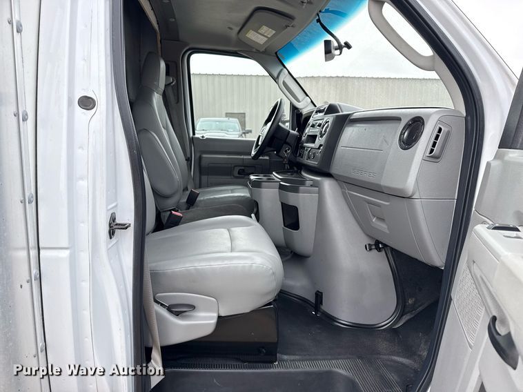 image for item EG5681 2022 Ford E350 Super Duty box truck